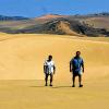 Sand, so weit das Auge reicht: Hans Geisler (links) und Tour-Guide Peter in einer beeindruckenden Dünenlandschaft.
