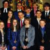 Die Konfirmanden des Jahres 2013: Melina Klein, Lara Winzenhöler, Cosma Jobs, Sofia Zorn, Marie Wehr, Jan Wehr, Benedikt Büttner, Leonard Ebeling, Jannick Diehm, Hannes Staude, Jonathan Freudenberger, Felix Seidenfuß und Justus Kachel mit Pfarrerin Gudrun Mirlein.