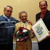 Zu Ehrenmitgliedern der Fidelia Reiterswiesen ernannt: Die Gründungsmitglieder Hermine und Siegfried Albert (von links) bekamen vom Vorsitzenden Matthias Bühner die Ernennungsurkunde.