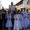 (hm)   Feierliche Erstkommunion in St. Kilian: Neun Mädchen und sieben Buben aus Mellrichstadt und Eußenhausen wurden am Sonntag in der Stadtpfarrkirche von Pfarrer Thomas Menzel erstmals an den Tisch des Herrn geführt. Bei weiteren Kommunionfeiern haben junge Christen in Bastheim, Fladungen und Ostheim ihr Taufbekenntnis erneuert. In Oberwaldbehrungen und Willmars haben evangelische Jugendliche Konfirmation gefeiert. Und in in Sondheim/Rhön und Stetten haben goldene Konfirmationsfeiern stattgefunden. Über all diese Glaubensfeiern berichten wir in unserer Ausgabe am Dienstag.