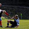 Der Ball ist weg: Michael Zinßler (links, SV Eichenhausen/Saal II) kann den Ball gerade noch vor dem heranrutschenden Alexander Wehner (DJK Kleinbardorf) wegschlagen.