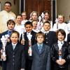 (heu)   15 Buben und Mädchen aus der Pfarreiengemeinschaft Maria Ehrenberg feierten in der Kirche in Motten Erstkommunion. Die Kinder waren im Gottesdienst eingebunden in Fürbitten, Gabenbereitung und ein Sprechspiel vor der Predigt. Pfarrer Michael Krammer mit den Mädchen (von links) Mara Schäfer, Clara-Lucia Büchner, Julia Baumbach, Josephine Herbert, Chantal Burrell, Marie Heldmann, Clara Zeiller und Buben (von links) Yanic Winter, Pascal Seufert, Jonas Paltian, Massimo Portarulo, Max Hergenröder, Jannik Kömpel, Julius Mott und Felix Schleicher.