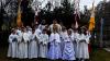 (may)   Acht Buben und fünf Mädchen gingen am Weißen Sonntag erstmals zum Tisch des Herrn. Aus den Händen von Pfarrer Matthias Rusin erhielten die Kommunionkinder im Rahmen eines feierlichen Festgottesdienst den Leib Christi.