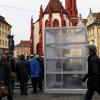 Streitpunkt und Hingucker: Zur Illustration für die Stadträte war am Montagvormittag kurzzeitig eine Attrappe am oberen Markt aufgebaut. Ab dem Spätsommer soll dann dort der neue Aufzug samt drei Meter hohem Aufbau stehen. Den Häckerbrunnen will man um einige Meter versetzen.
