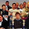 Siegerehrung bei der unterfränkischen Schach-Meisterschaft: (vorne von links) Stefan Scholz (Sieger M II), Alexander Kliche (Turniersieger), Fabian Englert (Vizemeister), Wolfgang Czirnich (3. Platz/Hauptturnier A) und (hinten von links) Erwin Nagel (1./A), Harald Bittner (USV-Vorsitzender), davor Reinhold Volkovski (jüngster jugendlicher Teilnehmer), Michael Pfarr (USV-Spielleiter), Robert Link (4./A), Arthur Raaber (3./B), Marco Meyer (2./B), Reiner Köhler (1./B), Charles Gould (4./M II), Elmar Gottfried (4./B), Sophia Weippert (Frauenehrenpreis), Can Ersoez (3./M II), Thomas Vogt (2./M II), Wolfgang Saftenberger (Turnierleiter).