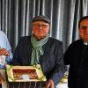 (lo)  Konditormeister Willi Dorsch aus Steinfeld überraschte  die Kirchenverwaltung am Tag der Orgelweihe gleich zweifach. Er brachte zur Feier im Pfarrheim zum einen eine große Torte mit, die passend zum Anlass ein Marzipanabbild des Pfeifenwerks der neuen Orgel enthielt. Zum anderen überreichte er Kirchenpfleger Harald Schaub einen Scheck über 1200 Euro zur Finanzierung der Orgel. Er löste damit sein Versprechen ein, eine Spende aus dem Erlös seines Tortenverkaufs beim großen Dorffest zu geben. Im Bild von links Kirchenpfleger Harald Schaub, Willi Dorsch, Pfarrer Slawomir Olszewski.