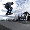 Zwei Wochen vor der Einweihung der Anlage: Skater stehen ihre „Tricks“ auf dem Gelände des alten Zellerauer Waschplatzes.