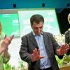 Die Fraktionsvorsitzende von Bündnis 90/Die Grünen in Bayern Margarete Bause (l) und die Grünen-Bundesvorsitzende Claudia Roth applaudieren dem Grünen-Bundesvorsitzenden Cem Özdemir am Samstag in Würzburg auf dem Grünen-Landesparteitag nach seiner Rede. Die Fraktionsvorsitzende von Bündnis 90/Die Grünen in Bayern Margarete Bause (l) und die Grünen-Bundesvorsitzende Claudia Roth applaudieren dem Grünen-Bundesvorsitzenden Cem Özdemir am Samstag in Würzburg auf dem Grünen-Landesparteitag nach seiner Rede.