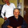 Fit für den Tag gemacht: Lydia Röttgar von der Sozialstation der Diakonie war Heinrich Schleyer beim Aufstehen und Anziehen behilflich.