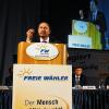 Niederbayern an der Spitze: Freie-Wähler-Vorsitzender Hubert Aiwanger redet in Geiselwind (Lkr. Kitzingen), Christian Hanika (rechts) hört zu. Der 27-jährige Hanika führt die Bayernliste für den Bundestag an.