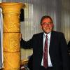 Abschiedsgeschenk: Dr. Claus Derra erhielt von den Mitarbeitern der Klinik Taubertal eine Bildsäule mit Wünschen für ein gutes Leben.