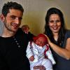 Alea ist das zweite Kind von Nadire (29) und Thaqi Agron (28) aus Bad Königshofen. Das Mädchen wog bei ihrer Geburt 4130 Gramm und war 58 Zentimeter groß. Am 10. März erblickte das Sonntagskind in der Kreisklinik in Bad Neustadt das Licht der Welt. Alea wird künftig, gemeinsam mit ihrer Schwester Loreta (eineinhalb) ihre stolzen Eltern auf Trab halten. Xharije und Shefki Ademaj (Wesel in Nordrhein-Westfalen) freuen sich über ihr zweites Enkelkind.