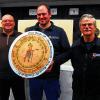 Um die Osterscheibe geschossen: Vorderlader-Abteilungsleiter Uwe Waldner (links) gratuliert dem Sieger Thorsten Dück und dem Zweitplatzierten Otmar Mangold.