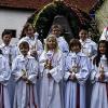 (win)   Unter dem Motto „Mit Jesus an einem Tisch“ feierten elf Kinder in Untererthal ihre Erstkommunion. Unser Foto zeigt (vorne von links) Bernadette Nikoleiski, Florina Beck, Jennifer Niebling, Elias Schneider, Hannah Kriesel und Jonas Schmitt sowie (hinten von links) Henrik Wagenmann, Luca Meder, Miriam Rüger, Janis Teichmann und Jan Kreuzinger.