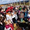 (lsw) Mehr als 500 Menschen, darunter viele Kinder, haben am Samstag in einer Trauerfeier auf dem Kamelhof in Ebhausen-Rotfelden (Kreis Calw) an die Unglücksnacht am 31. Januar erinnert. Damals verbrannten 86 Dromedare und Trampeltiere sowie ein Lama. Nur fünf Tiere überlebten. Bei der Feier wurde eine Erinnerungstafel enthüllt, auf der alle Namen der 87 gestorbenen Tiere aufgeführt sind. Zudem stiegen Luftballone in den Himmel. Bei dem Großbrand auf von Landwirt Wilhelm Breitling betriebenen Kamelfarm waren das Hauptgebäude und damit die Ställe der bei Besuchern beliebten Einrichtung zerstört worden. Die Ursache des Brandes ist nach wie vor unklar. Die kriminaltechnischen Ermittlungen sind nach Auskunft der Polizei noch nicht abgeschlossen. Ob die seit 2002 bestehende Kamelfarm wieder errichtet wird, ist fraglich. Der 73-jährige Wilhelm Breitling suchte bereits vor dem Brand nach einem Nachfolger. Fündig geworden ist er bislang nicht. Die Kosten für einen Wiederaufbau schätzte er am Samstag auf deutlich mehr als eine Millionen Euro. Da eine neue Zucht aufgebaut und das Areal völlig neu gestaltet werden müsste, würde der Wiederaufbau seinen Angaben zufolge acht bis zehn Jahre dauern.