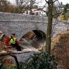 Zum Ärger vieler Autofahrer noch gesperrt:  Diese kleine Steinbrücke verbindet die Hubertusschlucht mit der Stadt. Radler und Fußgänger dürfen sie dagegen passieren.