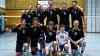 (mp)   Erstmals in der Geschichte der Volleyballabteilung der TG Veitshöchheim ist es dem Männerteam gelungen, sowohl die Meisterschaft in der Bezirksliga als auch den Bezirkspokal zu gewinnen. Damit haben die Veitshöchheimer in den vergangenen drei Spielzeiten drei Titel geholt und auch drei Aufstiege gefeiert. Gleichzeitig bedeutet dies das Ende einer Ära: Spielertrainer Jürgen Anstatt hängte nach dem letzten Ballwechsel seine Schuhe ebenso an den Nagel wie Erich Müller und Michael Giehl, die ebenfalls als Väter des Erfolges gelten. Ab der nächsten Saison wird die TGV damit als womöglich jüngstes Team in der Landesliga aufschlagen. Unser Bild zeigt den Meister und Pokalsieger: (vorne von links) Daniel Müller, Moritz Giehl, Dominik Gottier, Fabian Müller, Erich Müller sowie (hinten von links) Matthias Seubert, Jürgen Anstatt, Joshua Deckert, Daniel Pitz, Simon Franz. Es fehlen Wolfgang Lutz, Michael Giehl.