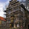 Das Gerüst steht wieder: Bei einem gemeinsamen Rundgang wurde deutlich, dass es noch viel zu tun gibt in Sachen Renovierung des Schlosses Bedheim Derzeit laufen die Sanierungsarbeiten am Ostgiebel, für die es jetzt Zuschusszusagen in Höhe von 20000 Euro gab.