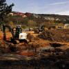 Erdbewegungen: Bagger und Radlader dominieren derzeit die Baustelle für den Retzbacher Gesundheitsgarten. Im Vordergrund ist das künftige Kneippbecken zu erkennen. Der Gemeinderat stimmte nun auch dem Förderantrag für die Geräte des Generationen-Spielplatzes zu. Sie sollen erst 2014 aufgestellt werden.