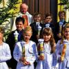 (jha)   Die Feier der Ersten Heiligen Kommunion in der St. Bonifatius-Kirche in Rannungen fand unter dem Thema „Mit den Jüngern unterwegs nach Emmaus“ statt. Vier Mädchen und vier Jungen gingen erstmals zum Tisch des Herrn. Den feierlichen Gottesdienst zelebrierte Pfarrer Manfred Finger. Die Kommunionkinder mit Eltern bedanken sich herzlich bei Pfarrer Finger für den Gottesdienst, der ihnen sehr gefallen hat, heißt es in einem Schreiben an die Presse. Auf dem Bild (von links) oben sind zu sehen: Marwin Schneider, Pfarrer Manfred Finger, Lenard Erhard, Dominik Nöth, Leander Niemann, unten Lara Reitelbach, Lena Kleinhenz, Diana Träg und Lorena Niemann.