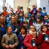 Die neueste Errungenschaft für die Schüler der 5. Ganztagesklasse der Mittelschule Bad Neustadt: Mit im Bild Klassenleiterin Esta Müller (links) und Lektorin der Firma Papier Schmitt Karin Göpfert (rechts).