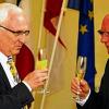 Vorgänger und Nachfolger: Bürgermeister Peter Stichler (links) mit Ehrenbürger und ehemaligem Bürgermeister Werner Hillecke bei dessen 80. Geburtstag in Höchberg.