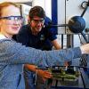 (mk)   Am Girls‘ Day informierten sich 41 Mädchen aus dem Landkreis Main-Spessart bei Procter & Gamble im Werk Marktheidenfeld unter dem Motto „Technik kennen lernen“ über technische Berufe. Das Programm wurde von Ausbilderin Carolin Frank und 25 Auszubildenden betreut. So bekam beispielsweise Lisa Marie Krautwald aus Lohr vom Auszubildenden Kevin Baumann (beide im Bild) den richtigen Umgang mit der Bohrmaschine gezeigt. „ Wir geben den Teilnehmerinnen einen Einblick in unser Unternehmen und unsere Ausbildungsinhalte“, so Ausbildungsleiter Thomas Schäbler. Werksleiter Henrik Teichmann freute sich über das Interesse der jungen Frauen. Der Erfolg des Girls‘ Day lasse sich daran messen, dass ehemalige Teilnehmerinnen heute als Auszubildende oder Facharbeiterinnen im Werk beschäftigt seien. Betriebsratsvorsitzender Helmut Hauptmann ermunterte die Teilnehmerinnen, bei der späteren Berufswahl technische Berufe in Betracht zu ziehen. Sophie Beauchamp aus Karlstadt wurde als 400. Teilnehmerin eines Girls‘ Day im Werk Marktheidenfeld genannt und bekam ein Präsent. Nach eigenen Angaben unterstützt Procter & Gamble den Girls‘ Day im Landkreis mit dem größten Angebot an Aktionsplätzen, um vielen Mädchen Einblick in technische Ausbildungsberufe zu geben. Foto: Braun GmbH