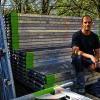 (lena)   Christian Sandrock hat im Heußleinsweg in Eußenheim einen Gerüstbaubetrieb neu eröffnet. Als Erstausstattung steht Material zur Verfügung, mit dem man 2000 Quadratmeter einrüsten kann. Fassadengerüste, Schutzgerüste, Fanggerüste, Dachfanggerüste und Schutzdächer können für den gewerblichen und privaten Gebrauch gestellt werden. Auch ein Gerüstverleih ist möglich. 2007 ist der gelernte Maler in das Gerüstbauhandwerk umgestiegen und hat sich in einigen Lehrgängen zum Gerüstbau-Kolonnenführer weitergebildet. Im Januar 2013 hat er die Meisterschule im hessischen Weiterstadt abgeschlossen. Unterstützt wird der Gerüstbaumeister von einem festangestelltem Mitarbeiter und einer Aushilfskraft Christian Sandrock ist unter  (0 93 53) 98 59 48, (01 71) 7 39 54 45 oder sandrock81@freenet.de zu erreichen.