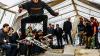 (sr)   Die Freude der Würzburger Skater war am Samstag groß, als sie im neuen Skatepark auf den Zellerauer Mainwiesen scheinbar mühelos die ersten „Tricks“, also Kunststücke, meisterten. Dabei konnte ihnen auch das schlechte Wetter nicht die Laune verderben – die Organisatoren hatten ein Zelt über die Bahn gestellt. Oberbürgermeister Georg Rosenthal (hinten Mitte) betonte bei der Eröffnung die Bedeutung des von der Schweizer Firma „Bowl Construction“ geplanten Skateparks für die Stadtentwicklung und dankte den Skatern für die „tolle gemeinsame Reise“ zum erfolgreichen Projektabschluss. An der Finanzierung hatten sich die Stadt Würzburg mit 260 000 Euro, das Bund-Länder-Städtebauförderungsprogramm mit 215 000 Euro und der Verein „Skatepark Würzburg“ mit 30 000 Euro beteiligt. Viele Bilder von der Skatepark-Eröffnung finden Sie unter: www.mainpost.de/frankenFoto: Silvia Gralla