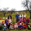 (vgs)   Schon traditionell haben die Kindergartenkinder von Stammheim mit den Mitgliedern des Obst und Gartenbauvereins Franz Moller und Edmund Hering einen Apfelbaum gepflanzt. Die Kinder beobachteten Schritt für Schritt, wie Moller und Hering den Baum pflanzten und waren mit großem Interesse dabei. Besonders staunten sie über das tiefe Loch, das schon vorbereitet war. Als Zeichen der Verbundenheit hängten die Kinder ein Bild mit ihren Fingerabdrücken an den Baum. Die Kinder wollen ihren Baum regelmäßig gießen. Im Bild: Die Kindergartenkinder mit Leiterin Monika Warmuth (hinten rechts) und den Erzieherinnen Yvonne Schmitt und Christine Wenzel sowie Franz Moller und Edmund Hering.
