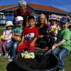 (ehe)   Frühlingszeit ist Pflanzzeit - auch für die Kinder im Kirchlichen Kindergarten St. Sixtus. Um im Jahresverlauf Obst und Gemüse frisch ernten zu können, stellten die kleinen Gärtner in Kooperation mit dem örtlichen Obst- und Gartenbauverein ihren grünen Daumen unter Beweis. Besonders der Obst- und Gemüsegarten wurde auf Initiative der Vorsitzenden Corinna Falgner ordentlich auf Vordermann gebracht. Doch auch Eltern und das Kindergartenteam beteiligten sich an den Aufräumarbeiten. Dabei wurde der Außenbereich des Kindergartengeländes teilweise neu strukturiert. Neben eigenen Bereichen für Kräuter und Gemüse gibt es nun auch eine Blumenecke sowie einen Naschgarten mit verschiedenen Obstsorten. Dankbar zeigte sich Falgner über Spenden zur Unterstützung der Aktion. So stellte die örtliche Schlosserei einen Kletterbogen zur Verfügung. Das Bild zeigt Kinder zusammen mit Corinna Falgner (Mitte), und Kindergartenleiterin Monika Henneberger (hinten).