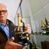 (mr)   40 Jahre hat der Würzburger Joachim Horn (im Bild) alte optische Instrumente zusammengetragen: historische Mikroskope (bis zu 270 Jahre alt), geodätische Instrumente, Kompanten, Operngläser, Fernrohre, Feldstecher, alte Sehhilfen. Aus Anlass des 80-jährigen Bestehens der Firma Optik Horn in der Schönbornstraße zeigt das Siebold-Museum in der Frankfurter Straße 87 bis zum 12. Mai Joachim Horns Schätze. Öffnungszeiten: Dienstag bis Sonntag, 14.30 bis 17.30 Uhr.