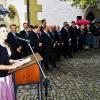 Rund 100 Gäste, darunter Landrätin Tamara Bischof samt Ehemann Reiner, ihr Stellvertreter Robert Finster, die Bürgermeister der Nachbargemeinden Wiesentheid, Wiesenbronn, Schwarzach und Großlangheim, Abordnungen aller Kleinlangheimer Vereine und der Winzerschaft sowie ein halbes Dutzend Weinhoheiten hatten sich, ausgestattet mit Regenschirmen, zur Eröffnung des Kleinlangheimer Weinfestes eingefunden. Die Kleinlangheimer  Weinprinzessin Lorena Wolf erklärte das Fest offiziell für eröffnet.
