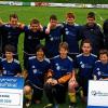 (rus)   Der TSV Brendlorenzen trumpfte beim Finalturnier des Kreises Rhön im Bau-Pokal der U 15-Junioren groß auf: Im Endspiel ließ er der DJK Salz beim 7:0-Sieg keine Chance. Daniel Lazutin (3), Felix Scholz (2) und Dmitrj Bechtold (2) erzielten die Tore. Zuvor hatte sich der TSV im Halbfinale gegen den TSV Münnerstadt mit 1:0 durchgesetzt, die DJK Salz hatte die Nase gegen Gastgeber FC Hammelburg (2:1) ebenfalls knapp vorne. Das siegreiche Brendlorenzer Team (vorne von links): Dmitirj Bechtold, Nicolas Feder, Nico Reichert, Fabian Schreck, Marcel Söder, Michael Titer, Florian Dinkel und David Dietz. Hinten von links: Juniorenspielgruppenleiter Markus Winterstein, Trainerin Birgit Volkmuth, Daniel Lazutin, Tobias Bambach, Felix Scholz, Marcel Volkmuth, Janek Foote, Jannik Hofmann, Kreisjuniorenleiter Rainer Lochmüller, Bezirksschiedsrichterobmann Norbert Kröckel und Stefan Goos, der Obermeister der Bauinnung Bad Kissingen.