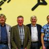 Sportplatzpflegegemeinschaft – eine Erfolgsgeschichte: Der alte und neue Vorsitzende Karl Katzenberger (Dritter von links) wird flankiert von den Vorstandsmitgliedern (von links) Fritz Hasenpusch, Helmar Scheuring, Johann Giglhuber und den Sportplatzpflegern Rudi und Franz Söder.