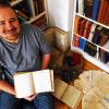 Handgeschriebene Schätze: Sebastian Kuboth hat massenweise Tage- und Notizbücher sowie Briefe und Dokumente in seinen Regalen stehen, die er inzwischen geschichtlich interessierten Lesern auf seiner Facebook- und Webseite zugänglich macht.