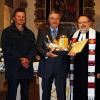 (kri)   Seit 30 Jahren ist Gerhard Oehler als Prädikant in der Kirchengemeinde und in vielen Gemeinden des evangelischen Dekanats Würzburg tätig. Noch heute wird er gerne gefragt, den Gottesdienst zu halten, wenn der Pfarrer mal verhindert ist. Rund 1000 Gottesdienste hat er laut Pressemitteilung gehalten. So wurde ihm nun im Festgottesdienst am Sonntag für seinen Dienst gedankt. Pfarrer Erich Janek und der Vertrauensmann des Kirchenvorstands, Werner Wenninger, überreichten ihm eine Dankurkunde von Regionalbischof Christian Schmidt aus Ansbach und einen Geschenkkorb mit Spezialitäten aus Sommerhausen. Im Bild (von links): Werner Wenninger, Gerhard Oehler und Pfarrer Erich Janek.