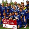 (frak)   Club-Legende Marek Mintal war einer der Gratulanten nach dem Turniersieg der U-14-Juniorenfußballer des Würzburger FV beim Turnier um den „Areva-Cup“ in Erlangen-Bruck. Durch den 1:0-Finalsieg gegen den Nachwuchs der SpVgg Bayreuth qualifizierte sich der Würzburger FV auch für das Endturnier auf dem Gelände des 1. FC Nürnberg im Juni, wo neben zahlreichen Bundesliga-Teams auch Nachwuchsmannschaften von internationalen Spitzenklubs wie Chelsea London und Paris St. Germain auflaufen. Unser Bild zeigt das siegreiche Team mit dem prominten Gratulanten bei der Siegerehrung: (hinten von links) Betreuer Thomas Maier, Marek Mintal, Lukas Behringer, Tresor Mbala (verdeckt), Kai Langer, Maximilian Bienias, Trainer Armin Strohmenger, (Mitte von links) Ference Lehner, Nico Keidel, David Maier, Lukas Schneider, Simon Bareis, Jannis Thein sowie (vorne von links) Yannick Bialas, Louis Beck, Severo Sturm, Lukas Steinmetz, Nicolas Pfarr, Jakob Pietschmann.