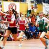 Volle Kraft voraus: Bergrheinfelds Eva Müller erzielt im Finale der Jugend 19 das 3:0 gegen Sudweyhe, rechts mitgelaufen Joana Ebner (rot, Spielführerin), ganz rechts Luisa Schlemm (orange), Sudweyhes Korbfrau hat das Nachsehen.