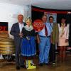 Im Foyer des Landratsamts: Zusammen mit der Miele-Oma von links: Landrat Thomas Habermann, Peter Müller, Siegfried Müller, Ruth Müller, Kreishandwerksmeister Bruno Werner und der stellvertretende Sälzer Bürgermeister Martin Schmitt.