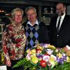 Blumen zum Ehrentag: Pfarrer Peter Rüb (rechts) gratulierte Else und Theo Michel zur Goldhochzeit.