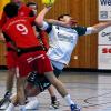 Rustikal: Im Pokalfinale der Männer bremst der Ochsenfurter Markus Klee den Rimparer Tino Fischer (rechts) auf höchst unsanfte Art.