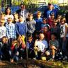 (mr)   Unterstützung hatte die Stadt beim Tag des Baumes. Die Kinder der Leonhard-Frank-Volksschule Rottenbauer waren mit Eifer beim Gießen des frisch gepflanzten Wildapfel-Baumes dabei. 2013 ist der Wildapfel Baum des Jahres. Die Idee der Pflanzaktion stammt von der Fachabteilung Naturschutz und Landschaftspflege der Stadt Würzburg, die die Bäume zur Verfügung stellte.  Wolfgang Kleiner, Umweltreferent der Stadt Würzburg und Björn Dietrich, Leiter des Fachbereichs Umwelt- und Klimaschutz, begrüßten das das Engagement der Kinder der Leonhard-Frank-Volksschule. Die Baumpflanzung im Schulgarten wurde von Gesangsbeiträgen der Kinder umrahmt. Für Bernward Kiesel, Rektor der Leonhard-Frank-Volksschule, bedeutet die Pflanzaktion ein Erlebnis für die Kinder und eine Motivation, sich im Naturschutz weiter zu engagieren.