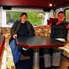 Trautes Heim auf vier Rädern: Auf der Rundsitzgruppe im Wohnmobil fühlen sich Brigitte und Herbert Zehner am wohlsten.