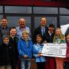(ewie)  Die Stockheimer Kommunionkinder verzichteten auf kleine Präsente und Süßigkeiten anlässlich ihrer Erstkommunion sammelten stattdessen Geld für einen guten Zweck. Immerhin 100 Euro kamen so zusammen. Die Fahrschule Haid und das Autokaufhaus Rhön (Ostheim) gaben jeweils 200 Euro dazu, sodass nun 500 Euro an die kinderkardiologische Abteilung der Universitätsklinik Erlangen übergeben werden konnten.