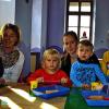 Immer mehr Kleinkindgruppen: Seit diesem Kindergartenjahr werden unter Dreijährige im Kindergarten Bergrothenfels betreut. Unser Bild zeigt die Kinder mit den Erzieherinnen Martina Kempf (links) und Melanie Handel.