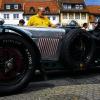 Rarität: Auch dieser Alvis Speed 25 aus dem Jahr 1936 fuhr auf dem Marktplatz zur Durchgangskontrolle vor. Den Stempel fürs Bordbuch gab es vom AMC-Ortsvorsitzenden Wolfgang Leicht.