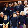 (schd)   Die jungen „Rafelder aktiven Familien“ (RaF) veranstalten jedes Jahr zwei Kinderkleidermärkte und spenden einen Teil des Erlöses. 600 Euro gingen an die Kindertagesstätte „Am Fröschloch“, die 25-jähriges Bestehen feierte. Dafür werden T-Shirts für alle Kinder und das Personal angeschafft. Im Bild die Kinder mit einem Teil der Spender und Personal: hinten von links Kita-Leiterin Silke Gasch, Marlene Bauer-Basan, Ulrike Denecke, Martina Jasiniski (Kita), Thomas Weigand und Heiko Enkel (RaF). Kniend: Doris Breitenbach (Kita) und Heike Engel (RaF).