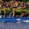 Mai 2003: Vom Boot aus suchte die Polizei auf dem Main nach Leichenteilen, nach dem an der Schleuse Knetzgau ein männlicher Körper ohne Kopf, Arme und Beine gefunden worden war.