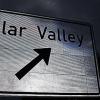 Dunkle Wolken: Schild „Solar Valley“ an der Autobahn bei Bitterfeld-Wolfen in Sachsen-Anhalt. DPA